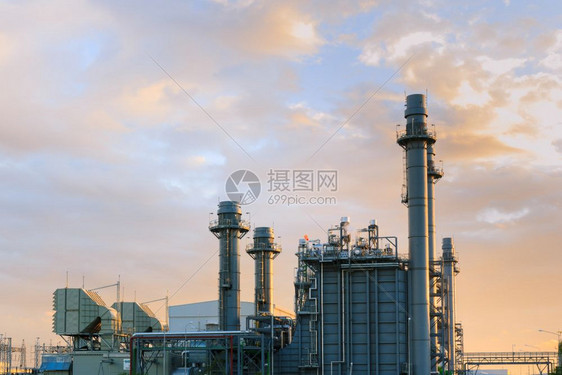 转换阀门黄昏时将电厂与蓝天结合的煤气支持了工业区的所有厂财产图片