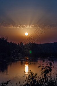 颜色日落在湖上垂直照片夜光在湖上自然美丽图片