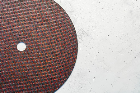 质地燧石灰混凝土近身背景上的碎膜圆盘半形图像与复制空间相仿的镜像为在灰混凝土背景上切割金属而开的半圆形剪裂盘工业的图片
