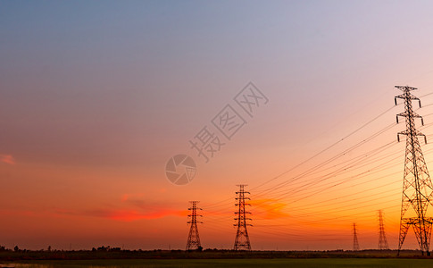 电压高的金和线有日落天空电线极和能量概念高压电网塔有缆美丽风景有紫燕子红天草技术分配图片