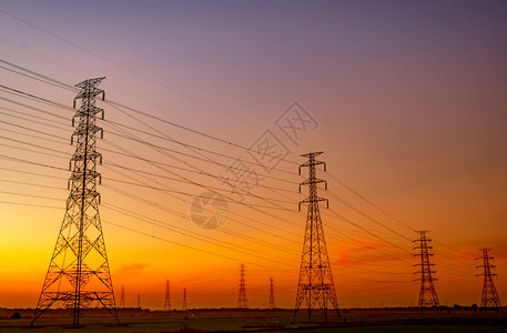 电的高压金和线缆有日落天空电线极和能源概念高压电网塔在工业厂附近的稻田农场用有线电缆橙技术图片
