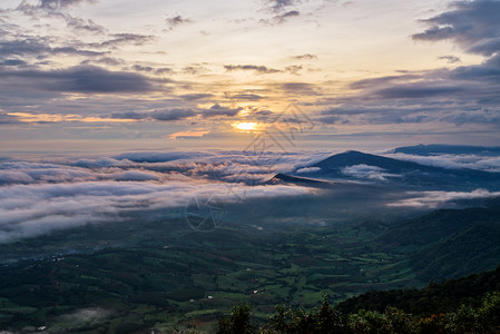 黎明富美丽的自然景观太阳在海雾之上笼罩着山峰和明亮的天空在冬季日出时遮盖着高山和晴空从泰国卢埃省普鲁伊亚公园PhuRueaNat图片