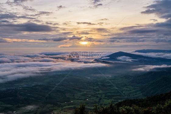 黎明富美丽的自然景观太阳在海雾之上笼罩着山峰和明亮的天空在冬季日出时遮盖着高山和晴空从泰国卢埃省普鲁伊亚公园PhuRueaNat图片