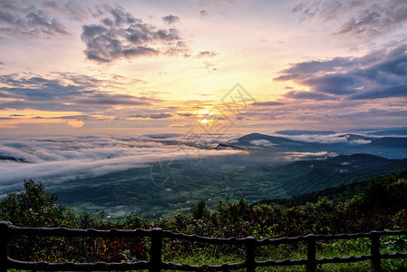 美丽的自然景观太阳在海雾之上笼罩着山峰和明亮的天空在冬季日出时遮盖着高山和晴空从泰国卢埃省普鲁伊亚公园PhuRueaNation图片