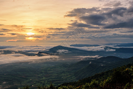 丰富多彩的雾路段草美丽的自然景观太阳在海雾之上笼罩着山峰和明亮的天空在冬季日出时遮盖着高山和晴空从泰国卢埃省普鲁伊亚公园PhuR图片