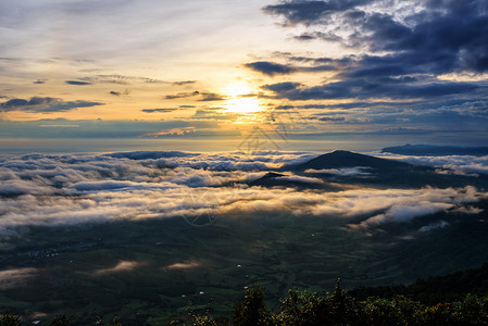 薄雾美丽的自然景观太阳在海雾之上笼罩着山峰和明亮的天空在冬季日出时遮盖着高山和晴空从泰国卢埃省普鲁伊亚公园PhuRueaNati图片