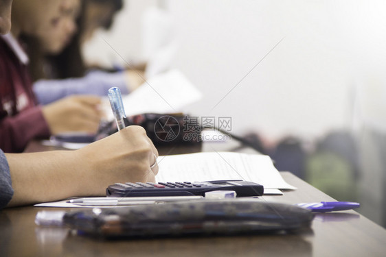 做笔记的学生特写图片