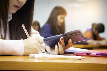 学生在考试中使用计算器图片