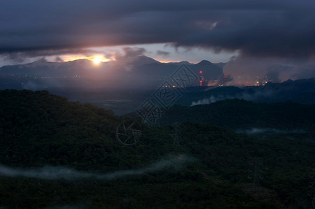 日落在LampangMaeMoh煤电厂后面的山上低雾和高输电极山脉景观美丽的发电机植物图片