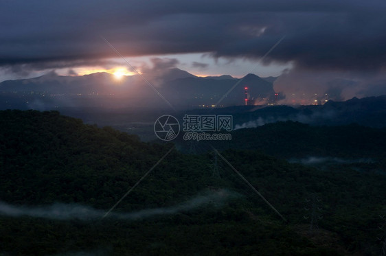 日落在LampangMaeMoh煤电厂后面的山上低雾和高输电极山脉景观美丽的发电机植物图片