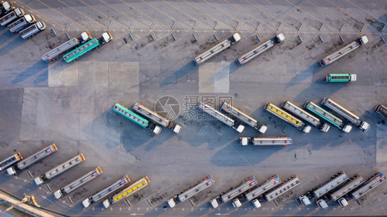 车辆汽油或燃料油罐商业和工燃料半卡车以及泰国加油站的货运拖车泊停放位等飞机空中最高视线或者图片