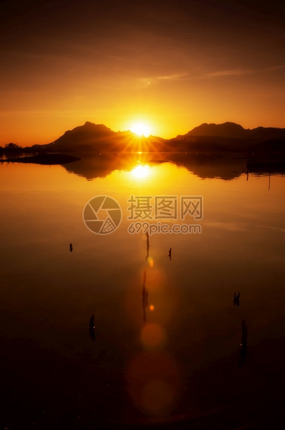 海滩美丽的日落风景山上太阳光束在ThailandSunsetNasak湖的NasakLakeMaeMohLampang带闪光照明图片