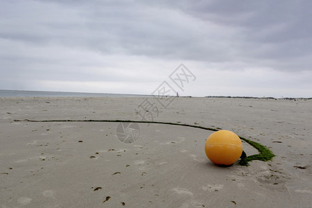 沙滩上的海上标记球图片
