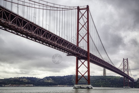 旅游欧洲里斯本的金属桥关于葡萄牙城市经典桥的详细节在Lisbon建筑学图片