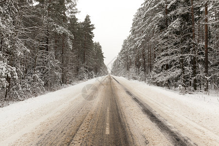 天空荒野污垢在森林中修建的冬季风景道路在森林中修建的铺面公路上造的汽车图片