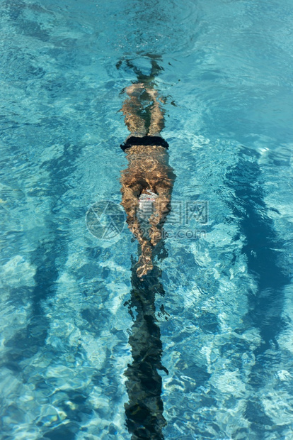 飞快乐的高角度男游泳者水池高分辨率照片角度男游泳者水池高质量照片地平线图片