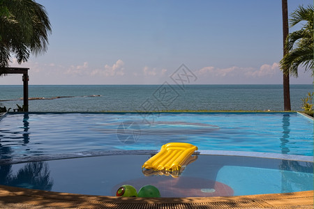 清除奢华自然用黄色充气床垫俯冲大海的游泳池图片