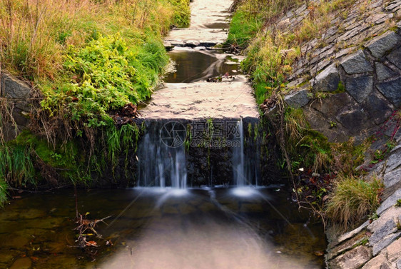 瀑布下沉夏天乡清干净的美丽小溪有水池和自来图片
