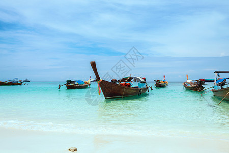 在芭堤雅海滩BundhayaKohLipe泰国的长尾船美丽游客旅图片