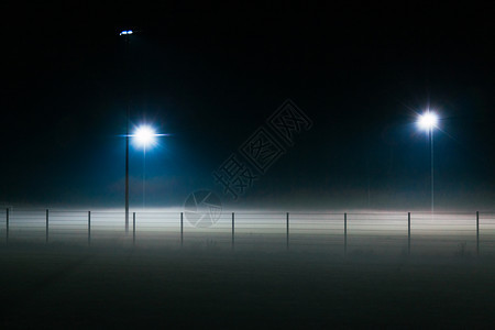 夜晚大雾笼罩的足球场图片