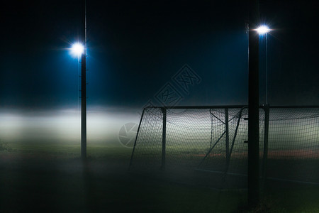 夜雾笼罩的足球场图片
