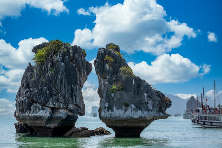 漂浮的亲爱GaChoiIsland或CockandHenIsland越南哈隆湾TrongMai岛东南亚Junk船巡航HaLong图片