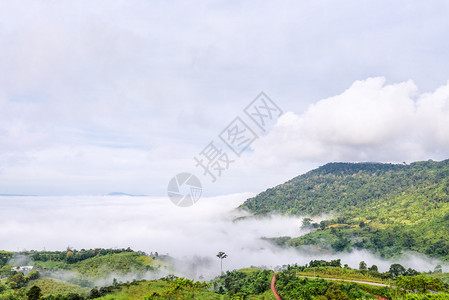 山谷和绿色的美丽自然景观雾从高角度看在ChooKhoo河谷Phitechabun省KhooChoho区著名的旅游景点阳光公园蒙图片