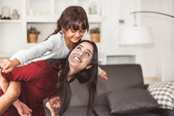 母女在家里以滑稽的手势情感背驮在良好的关系生活方式中与女孩玩耍放松幸福的家庭和甜蜜的主题概念俏皮父母童年图片