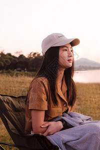 美丽的亚洲女在日落时湖边感到清新和享受大自然女孩享受外出度假旅行和自然游主题Y漂亮的肖像经过图片