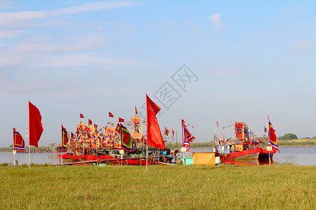 杨红色的2014年9月日在越南海东举行的民俗节庆中十艘传统表演船于2014年9月日在河上举行图片