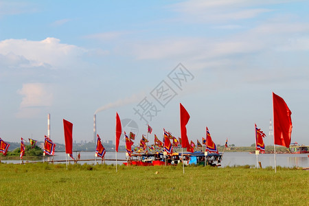 水旅行战斗2014年9月日在越南海东举行的民俗节庆中十艘传统表演船于2014年9月日在河上举行图片