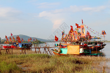 2014年9月日在越南海东举行的民俗节庆中十艘传统表演船于2014年9月日在河上举行挂水风景优美图片