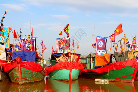 2014年9月日在越南海东举行的民俗节庆中十艘传统表演船于2014年9月日在河上举行玉石一般的战斗图片