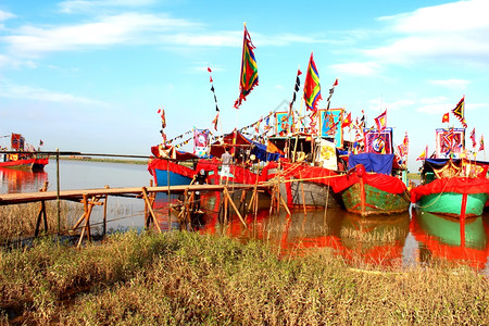 民间亚洲2014年9月日在越南海东举行的民俗节庆中十艘传统表演船于2014年9月日在河上举行传统的图片