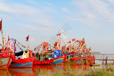 反式风景优美自然2014年9月日在越南海东举行的民俗节庆中十艘传统表演船于2014年9月日在河上举行图片