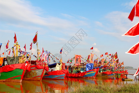 反式假期2014年9月日在越南海东举行的民俗节庆中十艘传统表演船于2014年9月日在河上举行战斗图片