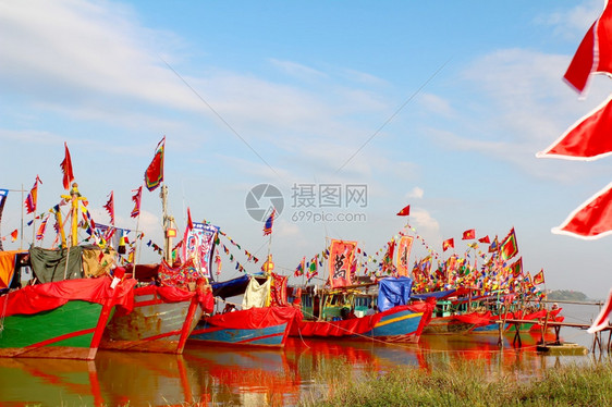 反式假期2014年9月日在越南海东举行的民俗节庆中十艘传统表演船于2014年9月日在河上举行战斗图片