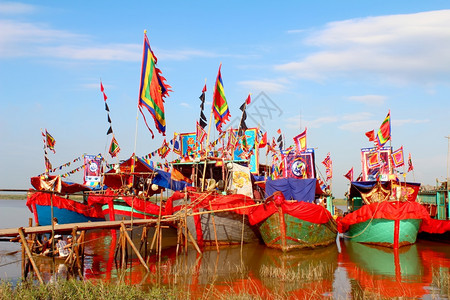 文化2014年9月日在越南海东举行的民俗节庆中十艘传统表演船于2014年9月日在河上举行伟大的执图片