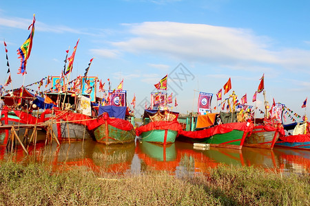 一般的2014年9月日在越南海东举行的民俗节庆中十艘传统表演船于2014年9月日在河上举行宗教亚洲人图片