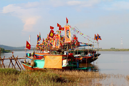 阳节日2014年9月日在越南海东举行的民俗节庆中十艘传统表演船于2014年9月日在河上举行海洋图片