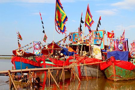 伟大的玉石2014年9月日在越南海东举行的民俗节庆中十艘传统表演船于2014年9月日在河上举行图片