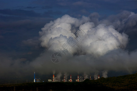 烟雾变暖早上对煤电厂MaeMohLampang的空气污染与雾鸟眼看到空气污染技术图片