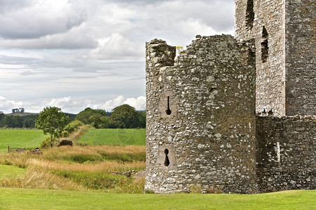 防守CastleRuins站在绿色草原Treave城堡废墟中在苏格兰被牧场包围强化旅游图片
