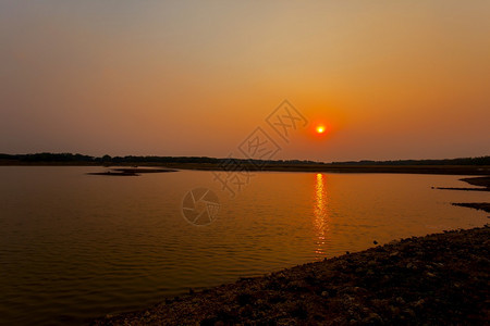 颜色海滩夏天河流岸边美丽的夏季风景日落的夕阳明亮太和河上云雾放松图片