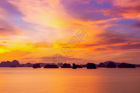 快乐的水在PhuketFarther海岸从线以充满活力的粉红色太阳升起时夏天图片