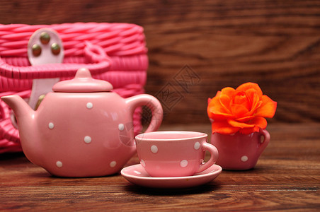 盘子一块瓷花茶有粉红色篮子和橙玫瑰锅咖啡图片