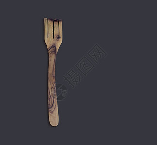健康新鲜的顶端观景橄榄木制做的厨师在适合设计要素的暗底背景上提供隔离的叉子木头图片