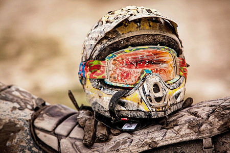 车轮ATV和头盔被覆盖在泥土和中危险自由图片