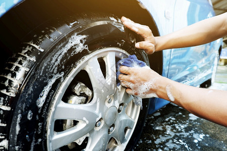 尽管在洗车时用微纤维布清洗汽车轮子工作辆图片