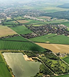 森林市郊建立德国Braunschweig的Suburb德国布劳什韦格前露地有填满水的碎石坑村庄结构田地和草空中照片轻型飞机图片